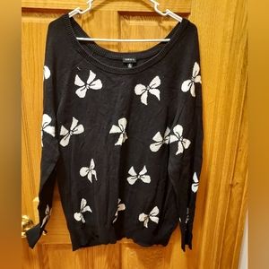 Torrid size 2 (2X/XXL) Black long sleeve sweater white bow pattern